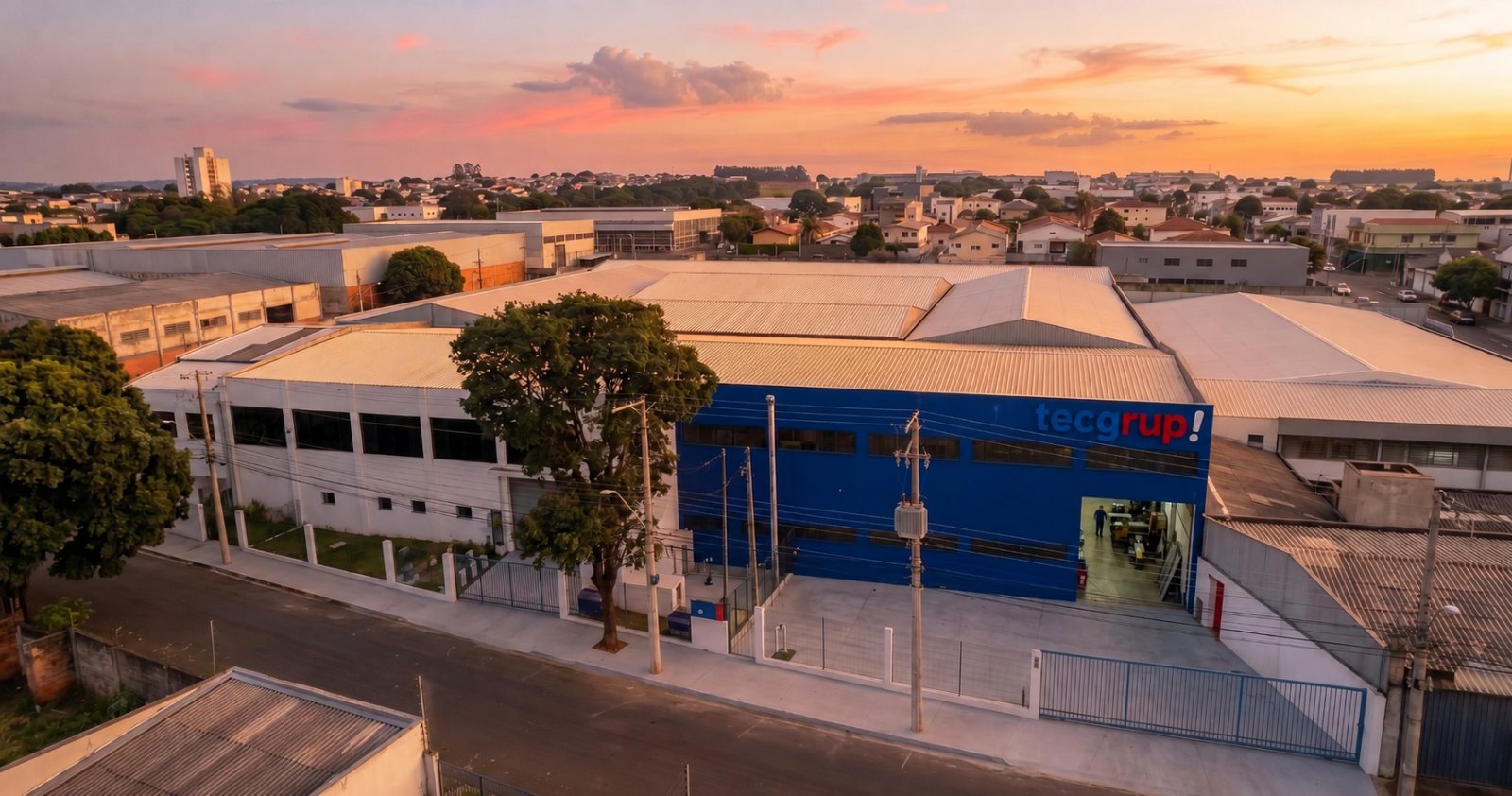 Capa: fachada de galpão industrial sinalizado (16:9)