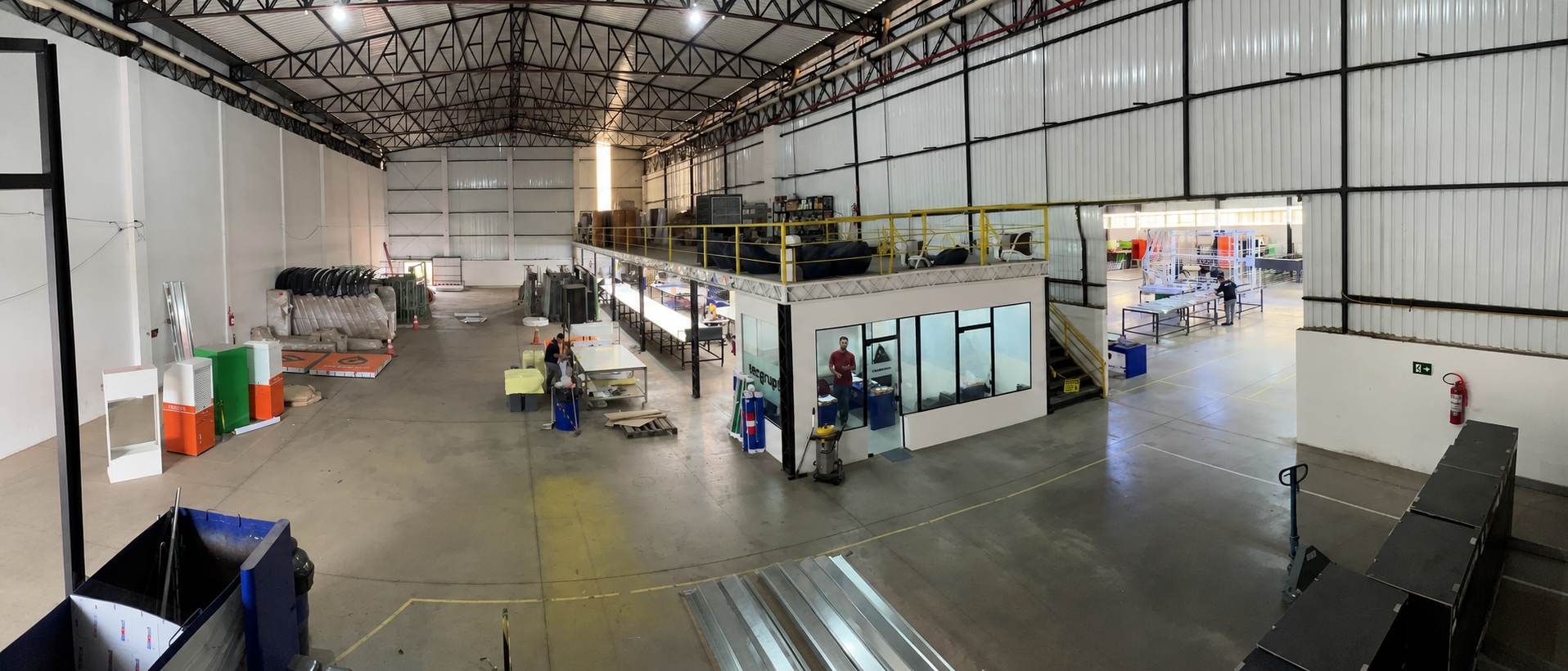 Interior do barracão da Tecgrup, com produção própria de comunicação visual
