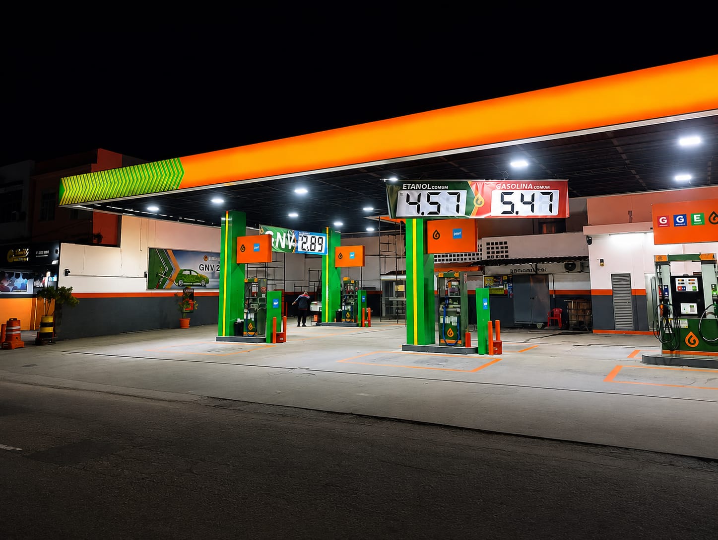 Posto com iluminação e fachada
