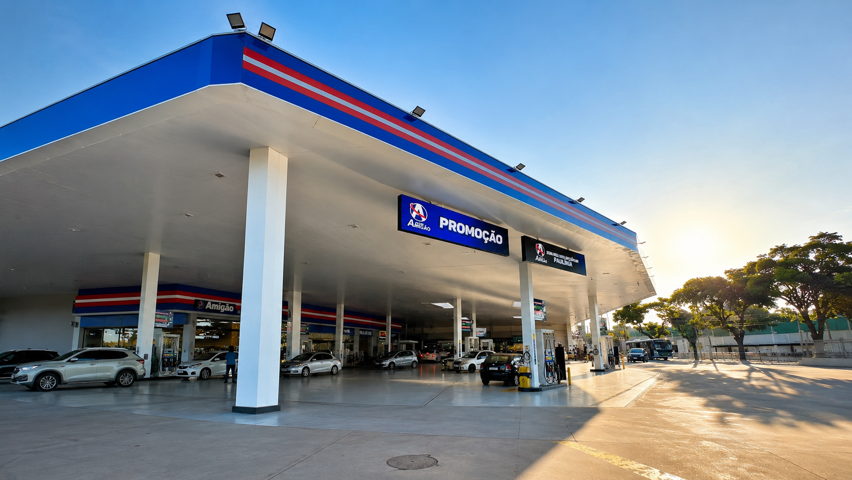 Painéis de LED do Posto Amigão sob a cobertura