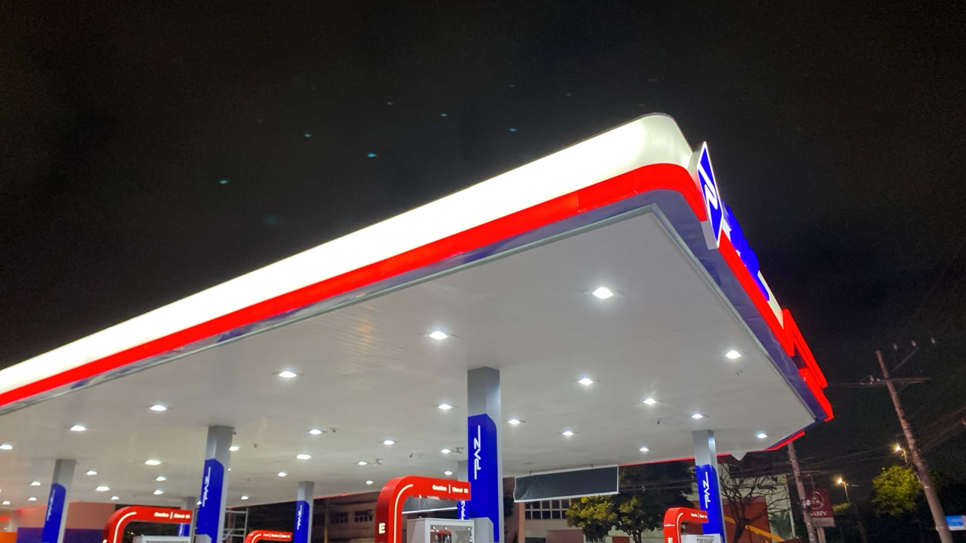 Cobertura iluminada do posto à noite