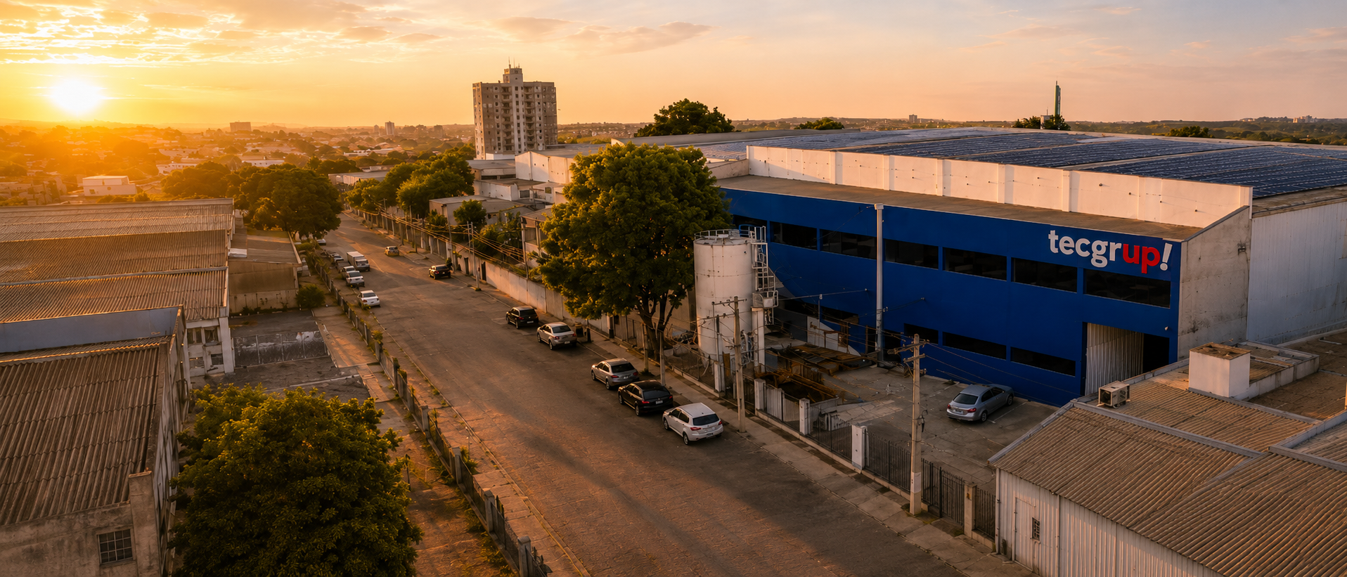 Vista aérea da sede e fábrica da Tecgrup em Sumaré/SP ao entardecer